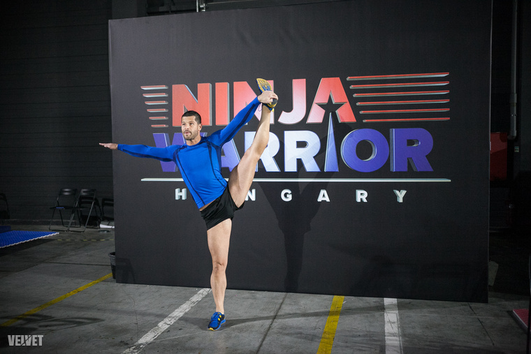 Szentgyörgyi Rómeó fitneszbajnok és személyi edző üdvözli önt ebben a lapozgatóban, amit nem egy nagyon fura edzésen készítettünk, hanem a Ninja Warrior Hungary celebes médiaeseményén