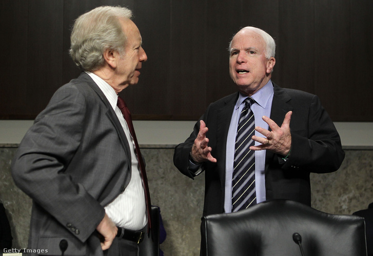 John McCain (jobbra) és Joseph Lieberman szenátorok beszélgetnek 2011. május 19-én, az F-35-ösökkel kapcsolatos szenátusi meghallgatás előtt