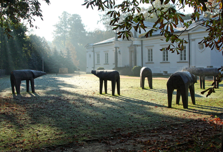 Magdalena Abakanowicz Mutánsok című szobrai