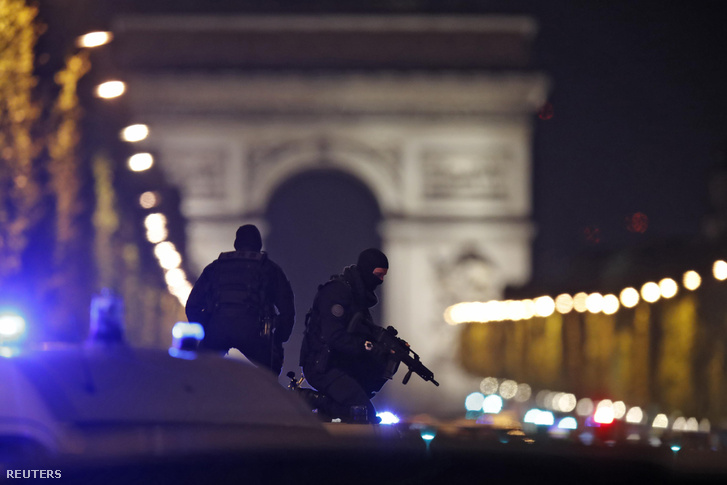 A lövöldözés után lezárt Champs Elysées április 20-án éjszaka