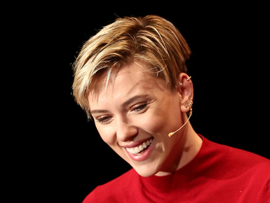 Scarlett Johansson pont úgy néz ki, mint egy nő az 1960-as évekből