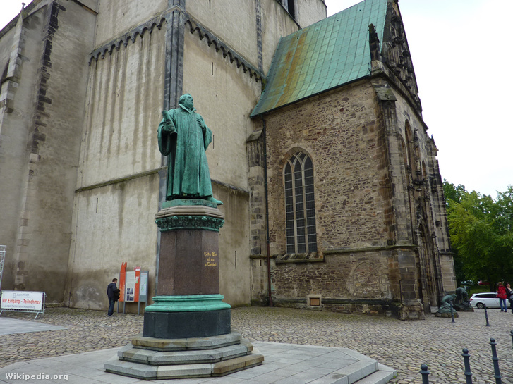 Luther szobra a magdeburgi Szent János-templom előtt