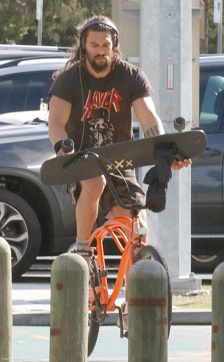 Jason Momoa még bringázni is Slayer-pólóban jár.