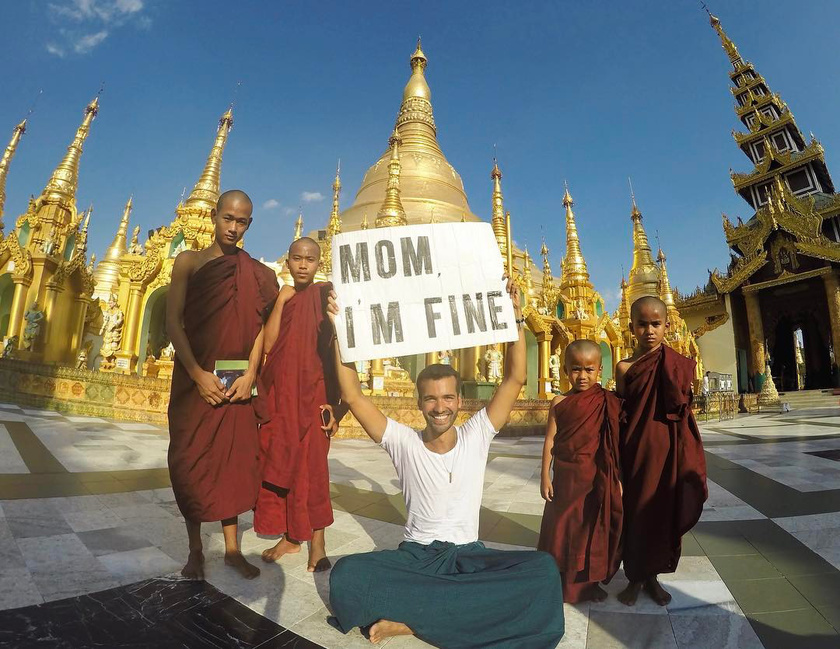 Jonathan útjának csodálatos szakasza volt az ázsiai. A mianmari pagoda előtt például buddhista szerzetestanoncokkal is készíthetett egy fotót, rajta az anyukának szánt üzenettel. Fotó: Instagram/momimfine