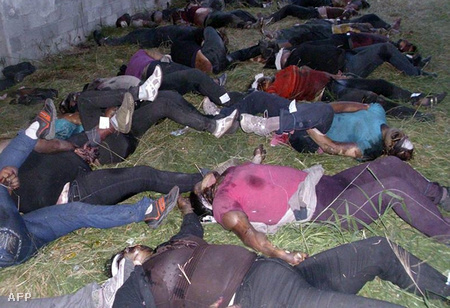 A Zéta drogkartell által lemészárolt 72 bevándorló holtteste San Fernando egyik elhagyott raktárépületében. Egy ecuadori túlélő szerint az elrabolt csoportot azért ölték halomra mert nem akartak a kartellnek dolgozni