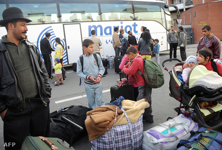 Az önkéntes hazatelepülésben résztvevő romák egy észak-franciaországi reptéren.