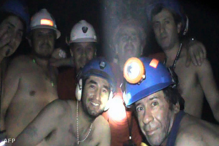 Chilei bányászok pózolnak a kamerának
