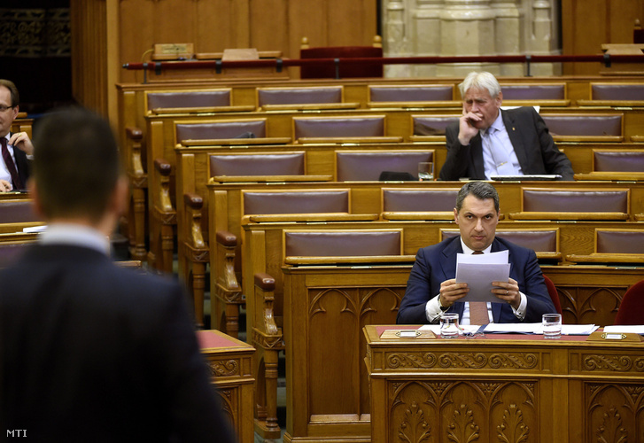Lázár János a Miniszterelnökséget vezető miniszter (j) az Országgyűlés plenáris ülésén 2017. április 24-én.