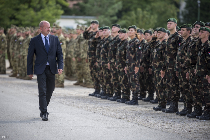 Simicskó István honvédelmi miniszter érkezik az Irakba és Koszovóba induló katonák búcsúztató ünnepségére a tatai Klapka György Lövészdandár laktanyájában 2016. augusztus 1-jén.