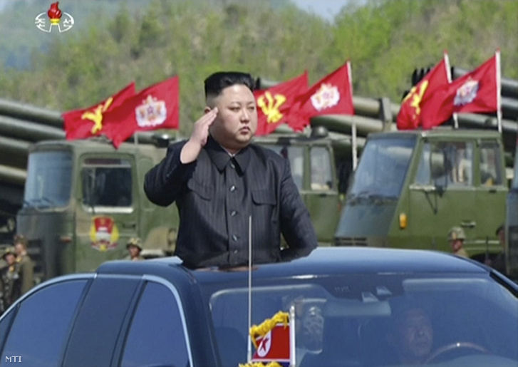 Az észak-koreai állami televízió a KRT felvételéről készült kép