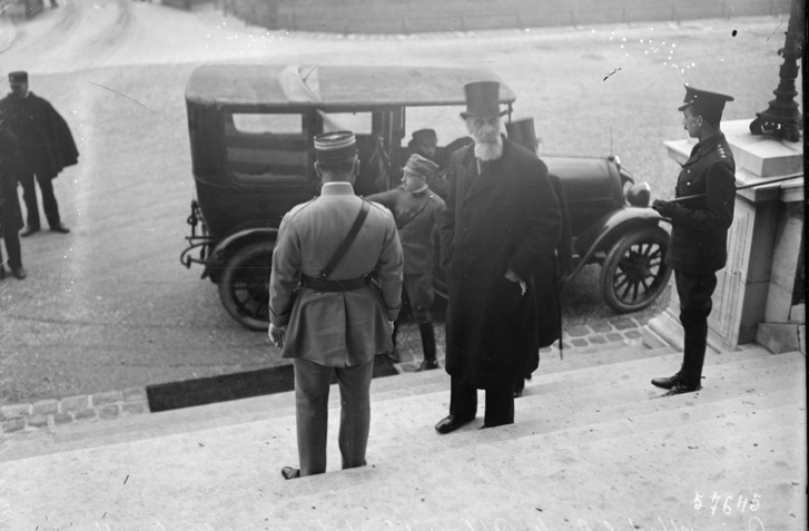 1920. január 15-én Apponyi Albert megérkezik a béketárgyalásra Versailles-ba