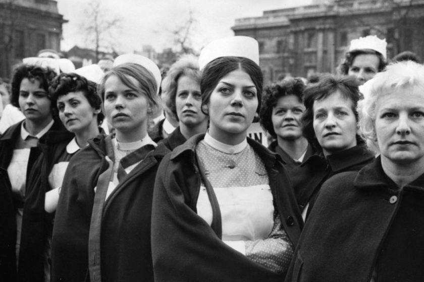 l962 áprilisában nyolcezer nővér tüntetett a londoni Trafalgar téren a tisztességes bérekért.