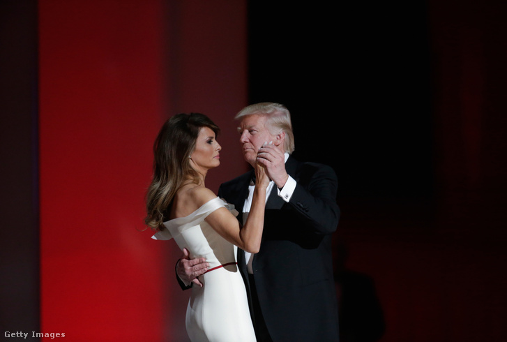 Az első tánc Trump beiktatására tartott ünnepi vacsorán.