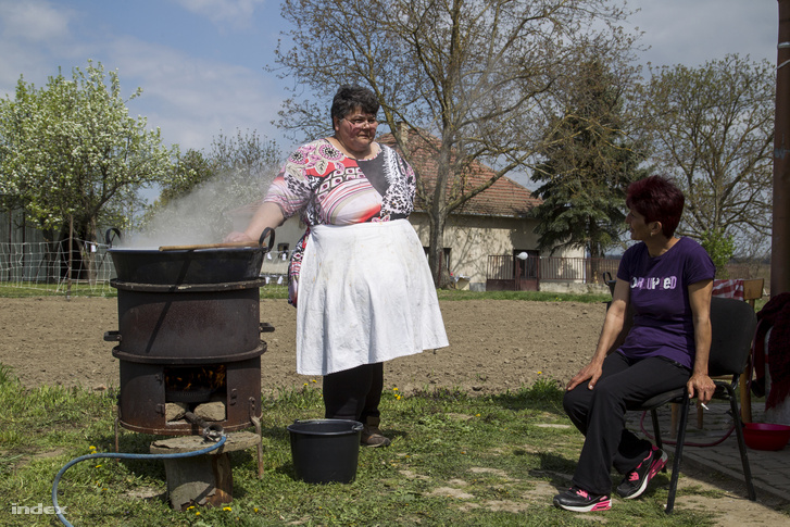 A falusi asszonyok egész nap főztek