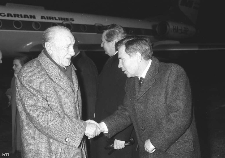 Horn Gyula külügyminisztériumi államtitkár üdvözli berlini útjáról hazatérő Kádár Jánost, az MSZMP főtitkárát a Ferihegyi repülőtéren. Kádár a Varsói Szerződés tagállamainak vezetőivel találkozott.