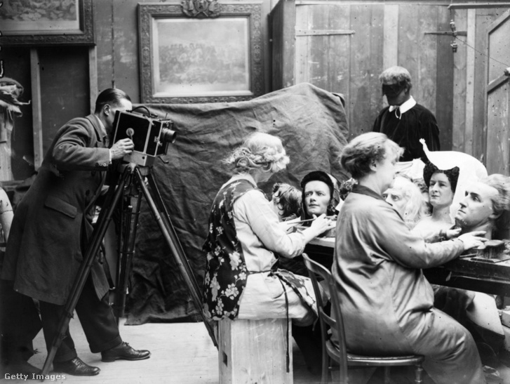 1928: szobrászok dolgoznak a Madame Tussaud londoni múzeumának műhelyében.