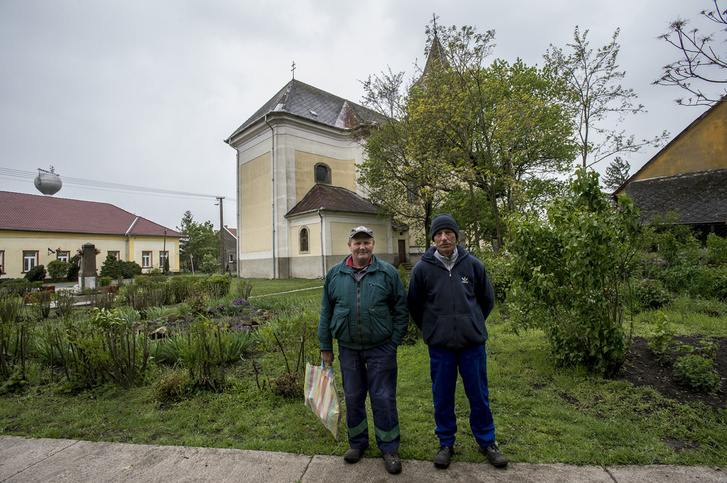 Géza és Gusztáv épp közmunkát végeznek a faluban.