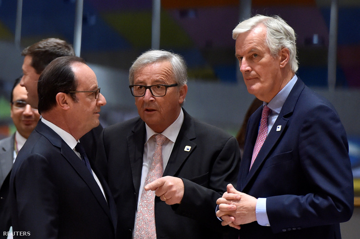 Michel Barnier (jobb szélen), az Európai Unió brexites főtárgyalója, Jean-Claude Juncker, az Európai Bizottság elnöke (középen) és Francois Hollande, francia elnök (balra) beszélgetnek a szombati Brexit-csúcson