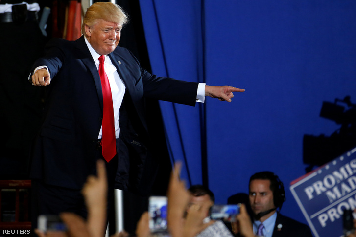 Donald Trump az elnöksége századik napja után tartott kampányeseményen köszönti a rajongóit