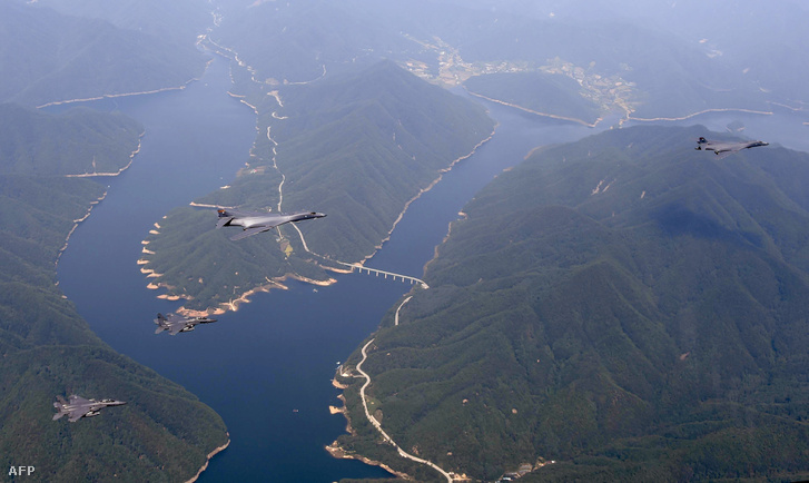 Két B-1B bombázó és két F-15K egy 2016-os hadgyakorlaton Dél-Koreában.