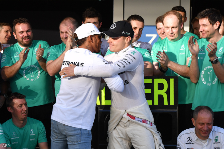 Hamilton gratulál Bottasnak Szocsiban