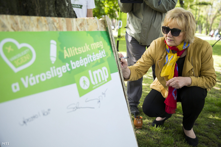 Schmuck Erzsébet az LMP parlamenti frakcióvezetõ-helyettese aláír egy transzparenst a Liget beépítése ellen indított aláírásgyûjtés sajtótájékoztatóján a Lehet Más a Politika (LMP) rendezvényén a Városligetben 2017. május 1-jén.