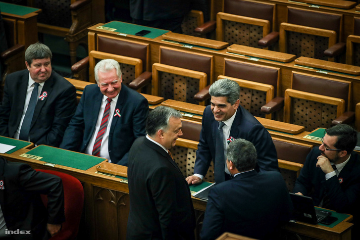 Farkas Flórián és Orbán Viktor a parlamentben