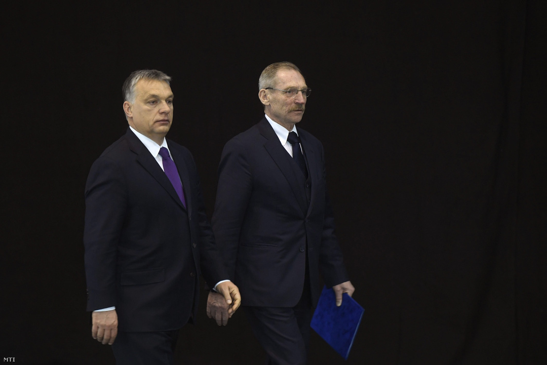 Orbán Viktor miniszterelnök (b) és Pintér Sándor belügyminiszter érkezik a határvadászképzés első ütemében részt vevő állomány ünnepélyes eskütételére a budapesti Hungexpón 2017. január 12-én.