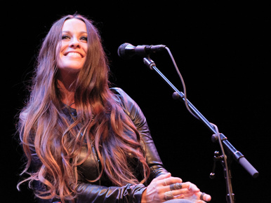 Elítélték Alanis Morissette volt menedzserét, aki milliókat sikkasztott