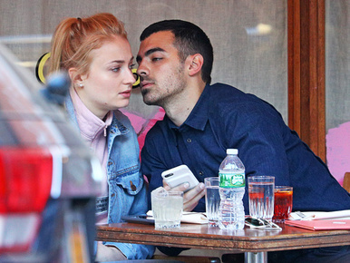 Megnevettetné a csaját? Tanulja el Sophie Turner pasijának trükkjét!