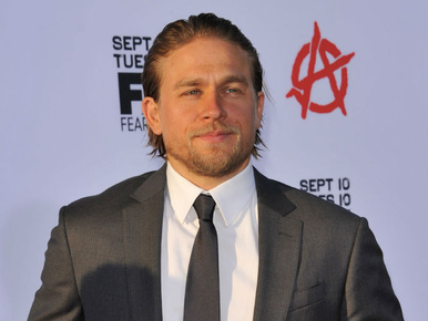 Charlie Hunnam napi 1000 fekvőtámaszt csinált, ez lett az eredménye