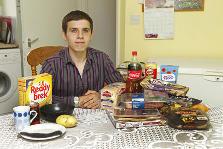 A 16 éves Mevsimler mutatja, mennyit evett műtét előtt (jobb kupac) és után (bal oldalt).
