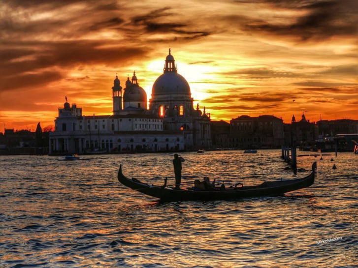 Sunset gondola Basilica Della Salute .png