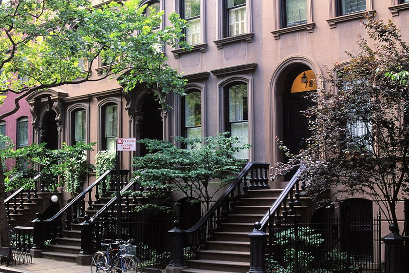 A Szex és New Yorkból Carrie Bradshow szingli nők által vágyott kis apartmanja Manhattanben található. A turisták zarándoklatai miatt az ajtóhoz vezető lépcsőt le kellett zárni.