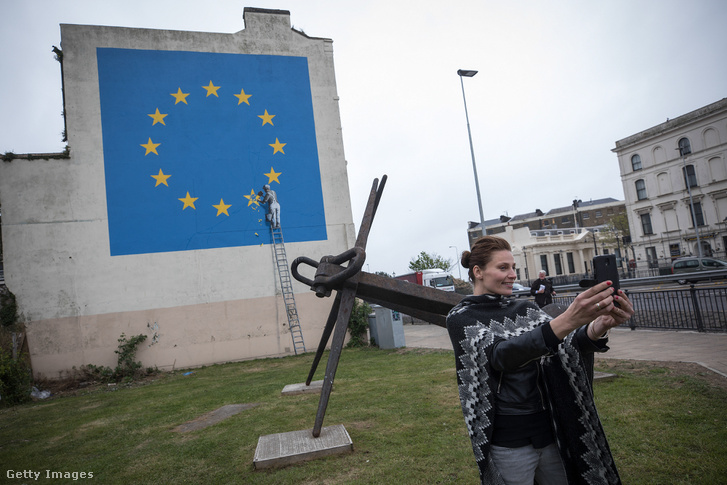 Egy nő a festménnyel szelfizik