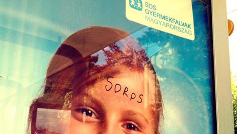 Az SOS gyermekfalu-plakátkampánya összefirkálva