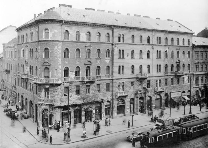 Harminckettesek tere