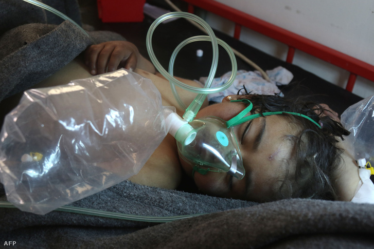 Egy fiatal fiú kórházi kezelés alatt az áprilisi vegyi támadás után, egy szír kis kórházban.
