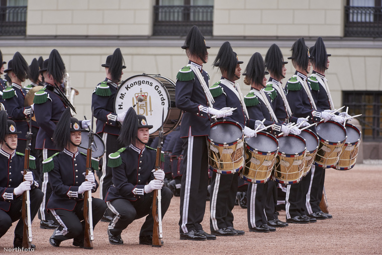 A rezidencián a királyi katonai zenekar is tisztelgett Szonja és Harald előtt