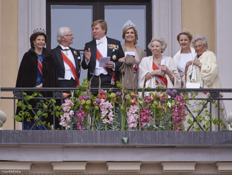 A képen balról jobbra az izlandi uralkodó, Szilvia királynő, Károly Gusztáv svéd király, Vilmos Sándor holland király és felesége, Maxima királynő, valamint Beatrix, Mabel és Asztrid holland hercegnő látható
