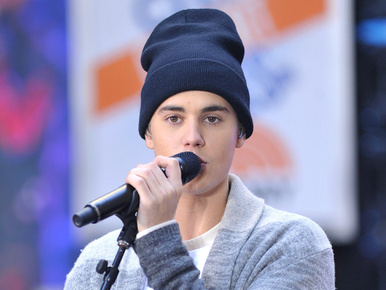 Justin Bieber a saját hasonmásaként mártózott együtt a pórnéppel