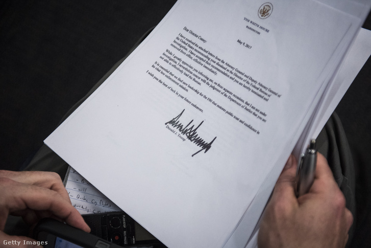 Egy riporter, kezében Donald Trump James Comey-hez írott levelének másolatával