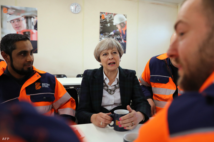 Theresa May nehézipari munkásokkal találkozott egy kampányrendezvényen