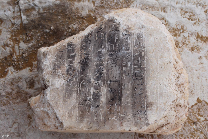 Hieroglifák egy kövön, amit a piramisban találtak