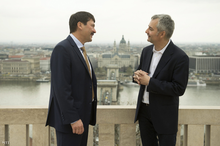 Áder János köztársasági elnök (balra) és Barabási Albert-László fizikus hálózatkutató a Sándor-palota teraszán 2015. március 30-án.