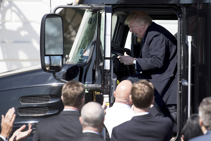 Donald Trump beült egy kamion fülkéjébe, amikor amerikai fuvarozókkal találkozott a Fehér Házban.