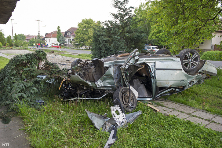 Villanyoszlopnak ütközött összeroncsolódott személygépkocsi Hévízgyörkön 2017. május 14-én. A balesetben két ember a helyszínen életét vesztette az egyikük kirepült a járműből.