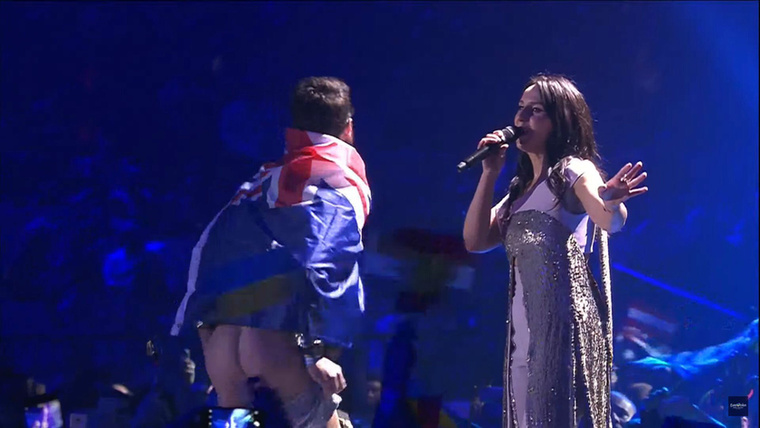 Az idei Eurovízió legbizarrabb pillanata az volt, amikor a tavalyi győztes, Jamala előadása közben egyszer csak felfutott valaki a színpadra, és megmutatta a hátsóját