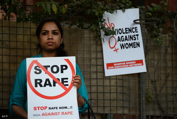 Aktivista tüntet Új-Delhiben a nők ellen elkövetett erőszakos cselekedetek miatt 2017. február 21-én
