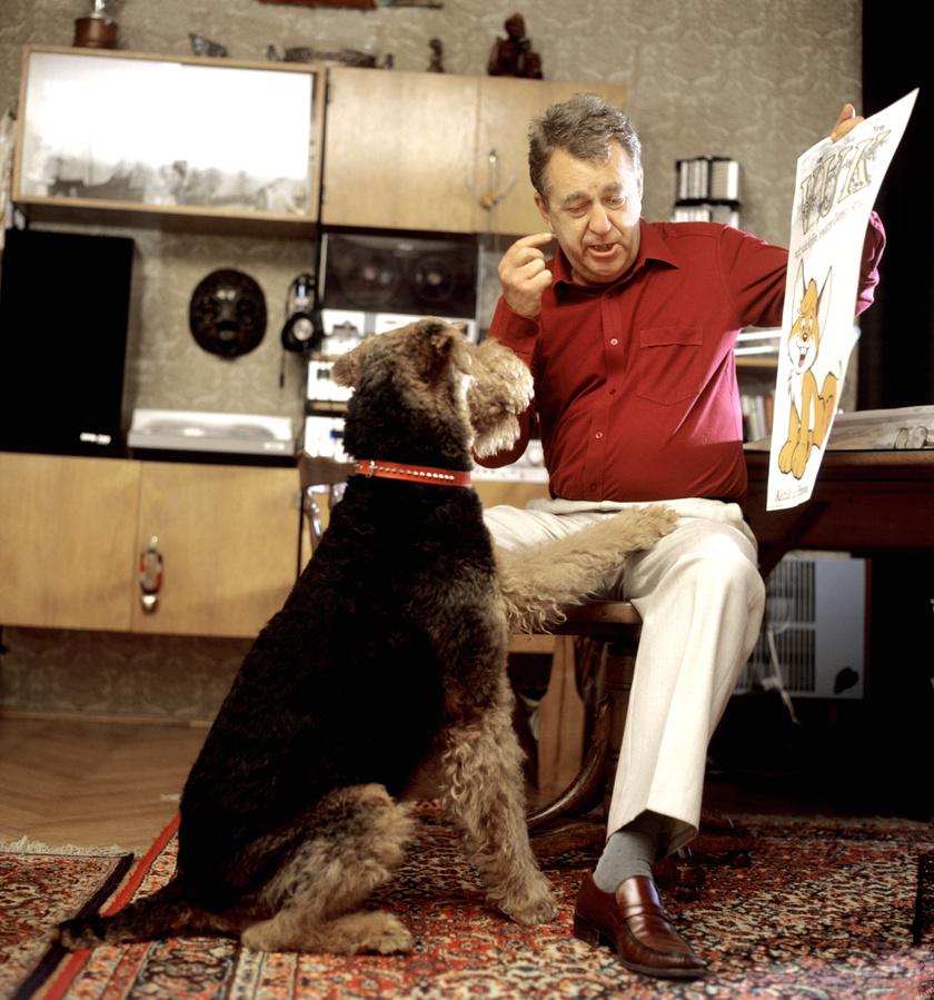 Dargay Attila otthonában kutyájával 1985-ben.